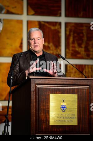 (170509) -- JOHANNESBURG, 9. Mai 2017 -- Südafrikanischer Professor Lee Berger von der Universität Witwatersrand (WITS) spricht während der Pressekonferenz im Weltkulturerbe Cradle of Humankind, nordwestlich von Johannesburg, Südafrika, 9. Mai 2017. Wissenschaftler um den südafrikanischen Professor Lee Berger von der University of the Witwatersrand gaben hier am Dienstag bekannt, dass das Rising Star Cave System enthüllt hat, dass es eine neue Hominin-Art namens Homo naledi enthielt, die irgendwann zwischen 335 und 236 Tausend Jahren lebte. Dies ist das erste Mal, dass dies nachgewiesen wurde Stockfoto