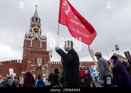 (170509) -- MOSKAU, 9. Mai 2017 -- Teilnehmer der Parade des Unsterblichen Regiments kommen in Moskau, Russland, 9. Mai 2017 vorbei. Mehr als 600.000 Menschen nahmen an der Parade des Unsterblichen Regiments Teil -- traditioneller marsch, bei dem jeder Porträts ihrer Verwandten mitbringen kann, die im Zweiten Weltkrieg gekämpft haben, um ihren Dienst zu respektieren. ) (Zjy) RUSSLAND-MOSKAU-SIEG TAG-UNSTERBLICHE REGIMENTPARADE EvgenyxSinitsyn PUBLICATIONxNOTxINxCHN Moskau 9. Mai 2017 Teilnehmer des Passes der UNSTERBLICHEN Regimentparade in Moskau Russland 9. Mai 2017 mehr als 600 000 Prominente nahmen an der UNSTERBLICHEN Regimentparade Traditiona Teil Stockfoto