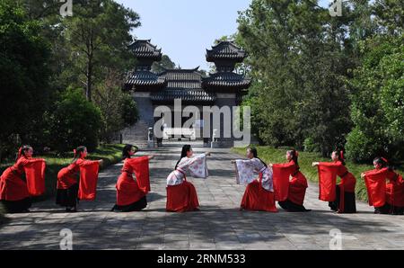 (170510) -- HANZHONG, 10. Mai 2017 -- Schüler in traditionellen Kostümen treten in der Zhang Qian Memorial Hall im Chenggu County der Stadt Hanzhong, Provinz Shaanxi im Nordwesten Chinas, am 9. Mai 2017 auf. Hanzhong ist die Heimatstadt des alten chinesischen Generals Zhang Qian, der vor etwa 2.100 Jahren eine Handelsstraße eröffnete, die heute als Seidenstraße bekannt ist. (Ry) CHINA-SHAANXI-HANZHONG-LANDSCHAFT (CN) TaoxMing PUBLICATIONxNOTxINxCHN Hanzhong 10. Mai 2017 Schüler in traditionellen Kostümen treten IN DER Zhang Qian Memorial Hall im County der Stadt Hanzhong im Nordwesten Chinas, Provinz S Shaanxi, AM 9. Mai 2017 auf Hanzhong IS the Home Stockfoto