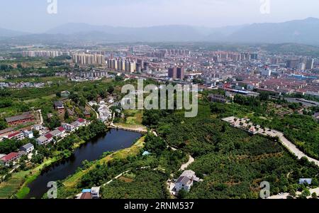 (170510) -- HANZHONG, 10. Mai 2017 -- Luftaufnahme, aufgenommen am 9. Mai 2017, zeigt die Landschaft des Xixiang County in der Stadt Hanzhong, Provinz Shaanxi im Nordwesten Chinas. Hanzhong ist die Heimatstadt des alten chinesischen Generals Zhang Qian, der vor etwa 2.100 Jahren eine Handelsstraße eröffnete, die heute als Seidenstraße bekannt ist. (Ry) CHINA-SHAANXI-HANZHONG-LANDSCHAFT (CN) TaoxMing PUBLICATIONxNOTxINxCHN Hanzhong 10. Mai 2017 Luftaufnahme aufgenommen AM 9. Mai 2017 zeigt die Landschaft des Bezirks Xixiang in der Stadt Hanzhong im Nordwesten Chinas S Shaanxi Provinz Hanzhong IST die Heimatstadt des alten chinesischen Generals Zhang Qian, der sich öffnete Stockfoto