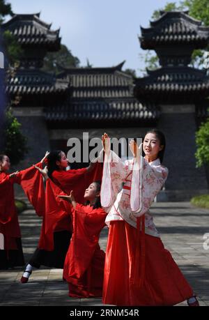 (170510) -- HANZHONG, 10. Mai 2017 -- Schüler in traditionellen Kostümen treten in der Zhang Qian Memorial Hall im Chenggu County der Stadt Hanzhong, Provinz Shaanxi im Nordwesten Chinas, am 9. Mai 2017 auf. Hanzhong ist die Heimatstadt des alten chinesischen Generals Zhang Qian, der vor etwa 2.100 Jahren eine Handelsstraße eröffnete, die heute als Seidenstraße bekannt ist. (Ry) CHINA-SHAANXI-HANZHONG-LANDSCHAFT (CN) TaoxMing PUBLICATIONxNOTxINxCHN Hanzhong 10. Mai 2017 Schüler in traditionellen Kostümen treten IN DER Zhang Qian Memorial Hall im County der Stadt Hanzhong im Nordwesten Chinas, Provinz S Shaanxi, AM 9. Mai 2017 auf Hanzhong IS the Home Stockfoto