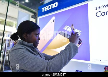 (170510) -- NAIROBI, 10. Mai 2017 -- Ein Kunde nimmt am 9. Mai 2017 Selfies mit dem Tecno-Mobiltelefon in der Innenstadt von Nairobi, der Hauptstadt von Kenia. Der chinesische Mobiltelefonhersteller Tecno Mobile erzielte im Jahr 2015 25 Millionen Geräte, darunter 9 Millionen Smartphones, und half ihm, den beliebtesten Markenstatus in Afrika aufrechtzuerhalten. ) (Jmmn) KENIA-NAIROBI-CHINESISCHES MOBILTELEFON SunxRuibo PUBLICATIONxNOTxINxCHN Nairobi 10. Mai 2017 ein Kunde nimmt Selfies mit Tecno Handy in Downtown Nairobi Hauptstadt von Kenia AM 9. Mai 2017 chinesischer Handy-Hersteller Tecno Mobile Umsatz erreichte 25 Millionen Dev Stockfoto