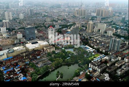 (170510) -- HANZHONG, 10. Mai 2017 -- Luftaufnahme, aufgenommen am 7. Mai 2017, zeigt die städtische Landschaft in Hanzhong, nordwestchinesische Provinz Shaanxi. Hanzhong ist die Heimatstadt des alten chinesischen Generals Zhang Qian, der vor etwa 2.100 Jahren eine Handelsstraße eröffnete, die heute als Seidenstraße bekannt ist. (Ry) CHINA-SHAANXI-HANZHONG-LANDSCHAFT (CN) TaoxMing PUBLICATIONxNOTxINxCHN Hanzhong 10. Mai 2017 Luftaufnahme vom 7. Mai 2017 zeigt die Stadtlandschaft in der Stadt Hanzhong im Nordwesten Chinas S Shaanxi Provinz Hanzhong IST die Heimatstadt des alten chinesischen Generals Zhang Qian, der eine inzwischen bekannte Handelsroute eröffnet hat Stockfoto