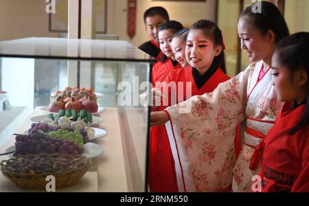 (170510) -- HANZHONG, 10. Mai 2017 -- Schüler in traditionellen Kostümen besuchen die Zhang Qian Memorial Hall im Chenggu County der Stadt Hanzhong, Provinz Shaanxi im Nordwesten Chinas, 9. Mai 2017. Hanzhong ist die Heimatstadt des alten chinesischen Generals Zhang Qian, der vor etwa 2.100 Jahren eine Handelsstraße eröffnete, die heute als Seidenstraße bekannt ist. (Ry) CHINA-SHAANXI-HANZHONG-LANDSCHAFT (CN) TaoxMing PUBLICATIONxNOTxINxCHN Hanzhong 10. Mai 2017 Schüler in traditionellen Kostümen besuchen die Zhang Qian Memorial Hall im County der Stadt Hanzhong im Nordwesten Chinas, Provinz S Shaanxi, 9. Mai 2017 Hanzhong IST die Heimatstadt von A Stockfoto