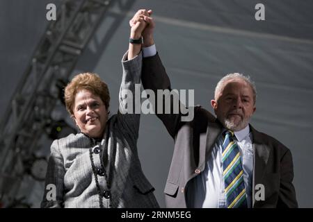 (170511) -- CURITIBA, 11. Mai 2017 -- die ehemaligen brasilianischen Präsidenten Luiz Inacio Lula da Silva (R) und Dilma Rousseff reagieren, nachdem Lula seine Aussage am 10. Mai 2017 vor dem Bundesgericht von Curitiba in Curitiba, Brasilien, vorlegte. Brasiliens umfassende Untersuchung des Petrobras-Korruptionsrings namens Operation Lava Jato (Car Wash) erreichte am Mittwoch neue Höhen der Medien und der öffentlichen Aufmerksamkeit, als der ehemalige Präsident Luiz Inacio Lula da Silva vom Richter Sergio Moro verhört wurde. Andrei Leonardo Pacher/) (da) (fnc) (gj) BRAZIL-CURITIBA-LULA AGENCIAxESTADO PUBLICATIONxNOTxINxCHN 170511 Curitiba Stockfoto