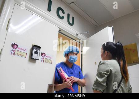 (170511) -- ZHENGZHOU, 11. Mai 2017 -- Krankenschwester Liu Xiangda spricht mit einem Angehörigen eines Patienten auf der Intensivstation des Zhengzhou Central Hospital in Zhengzhou, Hauptstadt der zentralchinesischen Provinz Henan, 9. Mai 2017. Liu, 25, ist eine der über 70 männlichen Krankenschwestern, die im Krankenhaus arbeiten. Die Zahl der registrierten Krankenschwestern in China erreichte Ende 2016 3,5 Millionen, laut den neuesten Statistiken vor dem Internationalen Krankenpflegetag, der am 12. Mai stattfindet. ) (Ry) CHINA-INTERNATIONAL NURSE DAY-NURSE WORK (CN) LixBo PUBLICATIONxNOTxINxCHN 170511 Zhengzhou 11. Mai 2017 Nurse Liu Xiangda Stockfoto