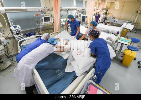 (170511) -- ZHENGZHOU, 11. Mai 2017 -- Krankenschwester Liu Xiangda (C) und seine Kollegen entfernen einen Patienten auf der Intensivstation des Zhengzhou Central Hospital in Zhengzhou, Hauptstadt der zentralchinesischen Provinz Henan, 9. Mai 2017. Liu, 25, ist eine der über 70 männlichen Krankenschwestern, die im Krankenhaus arbeiten. Die Zahl der registrierten Krankenschwestern in China erreichte Ende 2016 3,5 Millionen, laut den neuesten Statistiken vor dem Internationalen Krankenpflegetag, der am 12. Mai stattfindet. ) (Ry) CHINA-INTERNATIONAL NURSE DAY-NURSE WORK (CN) LixBo PUBLICATIONxNOTxINxCHN 170511 Zhengzhou 11. Mai 2017 Nurse Liu Xiang Stockfoto