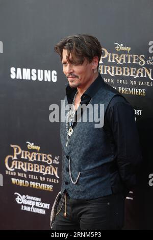 (170511) -- SHANGHAI, 11. Mai 2017 -- Schauspieler Johnny Depp nimmt an der Weltpremiere des Hollywood-Films Pirates of the Caribbean: Dead Men Tell No Tales in Shanghai, China, 11. Mai 2017 Teil. ) (wyl) CHINA-SHANGHAI-PREMIERE-PIRATES OF THE CARIBBEAN (CN) DingxTing PUBLICATIONxNOTxINxCHN 170511 Shanghai 11. Mai 2017 Schauspieler Johnny Depp nimmt an der WELTPREMIERE von Hollywood Film Pirates of the Caribbean Dead Men Tell No Valley in Shanghai China 11. Mai 2017 wyl China Shanghai Premiere Pirates of the Caribbean CN DingxTing PUICATIONxTXTXTXTN Stockfoto