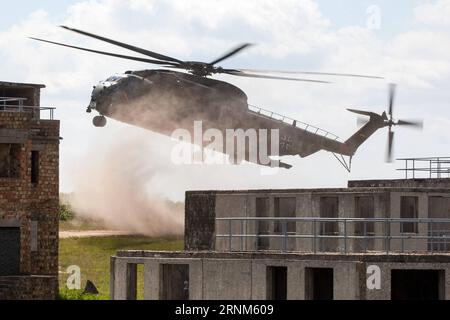 (170512) -- ZALAHALAP, 12. Mai 2017 -- Ein Helikopter nimmt am 11. Mai 2017 an der Hubschrauberübung Fire Blade 2017 auf der Ujdorogd-Basis in Zalahalap, Westungarn, Teil. Die 11. Hubschrauberübung, die unter dem Dach des Hubschrauberübungsprogramms der Europäischen Verteidigungsagentur durchgeführt wurde, fand vom 1. Bis 12. Mai 2017 unter Beteiligung von rund 450 Personen und 14 Hubschraubern aus Österreich, Belgien, Deutschland, Ungarn und Slowenien statt. )(gj) UNGARN-ZALAHALAP-HUBSCHRAUBERÜBUNG AttilaxVolgyi PUBLICATIONxNOTxINxCHN 12. Mai 2017 ein Hubschrauber nimmt am Fire Blade 2017 Hubschrauber Teil Stockfoto