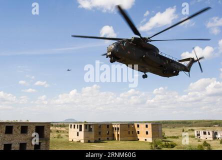 (170512) -- ZALAHALAP, 12. Mai 2017 -- Ein Helikopter nimmt am 11. Mai 2017 an der Hubschrauberübung Fire Blade 2017 auf der Ujdorogd-Basis in Zalahalap, Westungarn, Teil. Die 11. Hubschrauberübung, die unter dem Dach des Hubschrauberübungsprogramms der Europäischen Verteidigungsagentur durchgeführt wurde, fand vom 1. Bis 12. Mai 2017 unter Beteiligung von rund 450 Personen und 14 Hubschraubern aus Österreich, Belgien, Deutschland, Ungarn und Slowenien statt. )(gj) UNGARN-ZALAHALAP-HUBSCHRAUBERÜBUNG AttilaxVolgyi PUBLICATIONxNOTxINxCHN 12. Mai 2017 ein Hubschrauber nimmt am Fire Blade 2017 Hubschrauber Teil Stockfoto