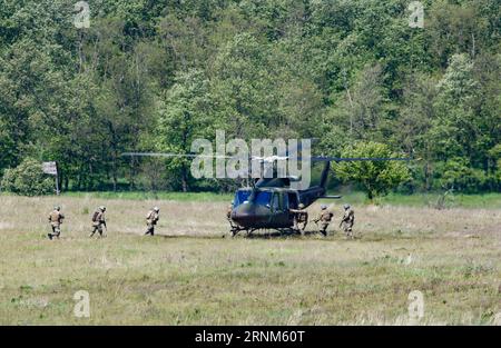 (170512) -- ZALAHALAP, 12. Mai 2017 -- Soldaten nehmen am 11. Mai 2017 an der Hubschrauberübung Fire Blade 2017 auf der Basis Ujdorogd in Zalahalap, Westungarn, Teil. Die 11. Hubschrauberübung, die unter dem Dach des Hubschrauberübungsprogramms der Europäischen Verteidigungsagentur durchgeführt wurde, fand vom 1. Bis 12. Mai 2017 unter Beteiligung von rund 450 Personen und 14 Hubschraubern aus Österreich, Belgien, Deutschland, Ungarn und Slowenien statt. )(gj) UNGARN-ZALAHALAP-HUBSCHRAUBERÜBUNG AttilaxVolgyi PUBLICATIONxNOTxINxCHN 12. Mai 2017 Soldaten nehmen an der Fire Blade 2017 HUBSCHRAUBERÜBUNG A Teil Stockfoto