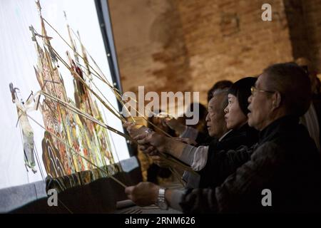 (170512) -- VENEDIG, 12. Mai 2017 -- Künstler spielen die Schattenpuppen im chinesischen Pavillon während der 57. Internationalen Kunstausstellung (57. Biennale von Venedig) in Venedig, Italien, am 11. Mai 2017. Der chinesische Pavillon wurde am Donnerstag für die Öffentlichkeit geöffnet. Kuratiert von Professor Qiu Zhijie von der School of Experimental Art of China Central Academy of Fine Arts (CAFA), zeigt die Ausstellung die Kunstwerke von vier Künstlern, Tang Nannan, Wu Jian an, Yao huifen und Wang Tianwen, die das Thema Continuum-Generation by Generation präsentieren. ) (zy) ITALIEN-VENEDIG-BIENNALE-CHINESISCHER PAVILLON-ERÖFFNUNG JinxYu PUBLICATIONxNO Stockfoto