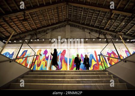 (170512) -- VENEDIG, 12. Mai 2017 -- die Menschen schätzen die Kunst The Birth of the Galaxy im Chinesischen Pavillon während der 57. Internationalen Kunstausstellung (57. Biennale von Venedig) in Venedig, Italien, am 11. Mai 2017. Der chinesische Pavillon wurde am Donnerstag für die Öffentlichkeit geöffnet. Kuratiert von Professor Qiu Zhijie von der School of Experimental Art of China Central Academy of Fine Arts (CAFA), zeigt die Ausstellung die Kunstwerke von vier Künstlern, Tang Nannan, Wu Jian an, Yao huifen und Wang Tianwen, die das Thema Continuum-Generation by Generation präsentieren. ) (ZY) ITALIEN-VENEDIG-BIENNALE-CHINESISCHER PAVILLON-ERÖFFNUNG JIN Stockfoto