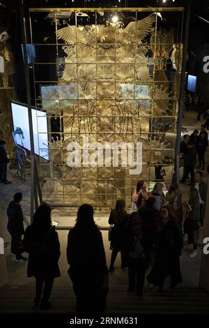 (170512) -- VENEDIG, 12. Mai 2017 -- Menschen besuchen den chinesischen Pavillon während der 57. Internationalen Kunstausstellung (57. Biennale von Venedig) in Venedig, Italien, am 11. Mai 2017. Der chinesische Pavillon wurde am Donnerstag für die Öffentlichkeit geöffnet. Kuratiert von Professor Qiu Zhijie von der School of Experimental Art of China Central Academy of Fine Arts (CAFA), zeigt die Ausstellung die Kunstwerke von vier Künstlern, Tang Nannan, Wu Jian an, Yao huifen und Wang Tianwen, die das Thema Continuum-Generation by Generation präsentieren. ) (zy) ITALIEN-VENEDIG-BIENNALE-CHINESISCHER PAVILLON-ERÖFFNUNG JinxYu PUBLICATIONxNOTxINxCHN Venedig Mai Stockfoto