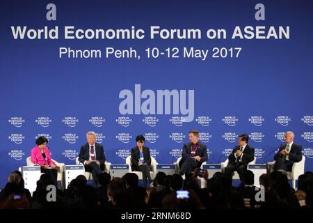 (170512) -- PHNOM PENH, 12. Mai 2017 -- Jin Liqun(2nd L), Präsident der Asiatischen Infrastrukturinvestitionsbank mit Sitz in Peking (AIIB), nimmt am 12. Mai 2017 am Weltwirtschaftsforum für ASEAN in Phnom Penh, Kambodscha, Teil. Jin Liqun, Präsident der Asian Infrastructure Investment Bank (AIIB), sagte hier am Freitag, dass sich die multilaterale Entwicklungsbank verpflichtet, dem Verband Südostasiatischer Nationen (ASEAN) starke Unterstützung für die Infrastrukturentwicklung zu gewähren. )(yk) KAMBODSCHA-PHNOM PENH-ASEAN-AIIB Sovannara PUBLICATIONxNOTxINxCHN Phnom Penh 12. Mai 2017 Jin Liqun 2. L Präsident des B Stockfoto