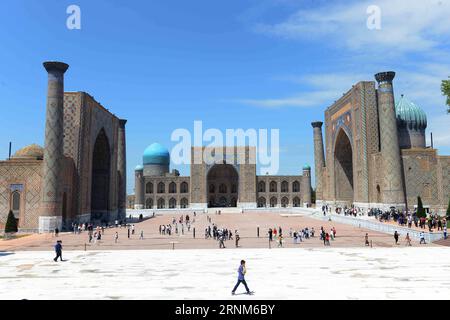 (170513) -- SAMARKAND, 13. Mai 2017 -- Menschen gehen am Registan Square in Samarkand am 8. Mai 2017. Samarkand ist die zweitgrößte Stadt Usbekistans und die Hauptstadt der Provinz Samarqand. Es ist eine antike Stadt an der Seidenstraße und ein Schmelzhafen der Kulturen der Welt. Sie wurde 2001 von der UNESCO zum Weltkulturerbe erklärt. ) (gj) USBEKISTAN-SAMARKAND-SIGHTSEEING Sadat PUBLICATIONxNOTxINxCHN Samarkand 13. Mai 2017 Prominente spazieren AM Registan-Platz in Samarkand 8. Mai 2017 Samarkand IST die zweitgrößte Stadt Usbekistans und die Hauptstadt der Provinz Samarkand Stockfoto