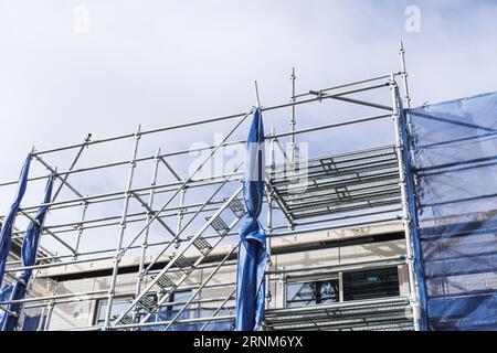 Unterbau-Wohnhaus mit Gerüststuckstützenarbeitsbereich Stockfoto