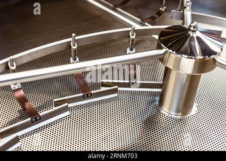 Kühlschale aus Edelstahl, Teil der industriellen Kaffeeröstermaschine Stockfoto