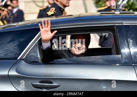 (170514) -- PARIS, 14. Mai 2017 -- der scheidende französische Präsident Francois Hollande weht während der Einweihungszeremonie des französischen Präsidenten Emmanuel Macron im Elysee-Palast in Paris, Frankreich, am 14. Mai 2017. Der Zentrist Emmanuel Macron wurde am Sonntag in einer Zeremonie im Elyseepalast als achter Präsident der Fünften Französischen Republik vereidigt. (zf) FRANKREICH-PARIS-PRÄSIDENT-EINWEIHUNG ChenxYichen PUBLICATIONxNOTxINxCHN Paris 14. Mai 2017 der ausgehende französische Präsident Francois Hollande weht während der Einweihungszeremonie des französischen Präsidenten Emmanuel Macron IM Elysee-Palast in Stockfoto