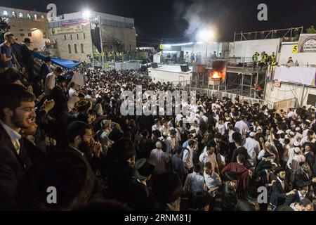 (170515) -- MOUNT MERON, 15. Mai 2017 -- Ultra-orthodoxe Juden nehmen am Tag Baomer in der Nähe des Grabes des Rabbiners Shimon Bar Yochai am Mount Meron in Israel am 14. Mai 2017 Teil. Lag Baomer markiert die Hillula (Feier, von einigen als Todestag interpretiert) des Rabbi Shimon Bar Yochai, einem mischnaischen Weisen und führenden Schüler des Rabbi Akiva im 2. Jahrhundert. (Zxj) ISRAEL-MOUNT MERON-lag BAOMER-CELEBRATION DrorxArtzi-JINI PUBLICATIONxNOTxINxCHN Mount Meron 15. Mai 2017 Ultra-orthodoxe Juden nehmen an der lag BaOmer Celebration in der Nähe des Grabes des Rabbi Shimon Bar Yochai AM Mount Meron Teil Stockfoto