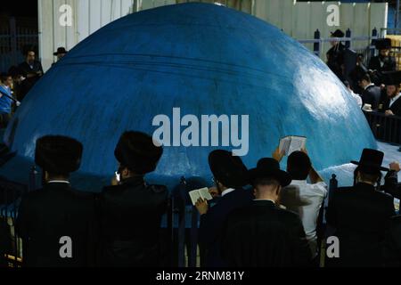 (170515) -- MOUNT MERON, 15. Mai 2017 -- Ultra-orthodoxe Juden nehmen am Tag Baomer in der Nähe des Grabes des Rabbiners Shimon Bar Yochai am Mount Meron in Israel am 14. Mai 2017 Teil. Lag Baomer markiert die Hillula (Feier, von einigen als Todestag interpretiert) des Rabbi Shimon Bar Yochai, einem mischnaischen Weisen und führenden Schüler des Rabbi Akiva im 2. Jahrhundert. (Zxj) ISRAEL-MOUNT MERON-lag BAOMER-CELEBRATION AnchoxGosh-JINI PUBLICATIONxNOTxINxCHN Mount Meron 15. Mai 2017 Ultra-orthodoxe Juden nehmen an der lag BaOmer Celebration in der Nähe des Grabes des Rabbi Shimon Bar Yochai AM Mount Meron Teil Stockfoto