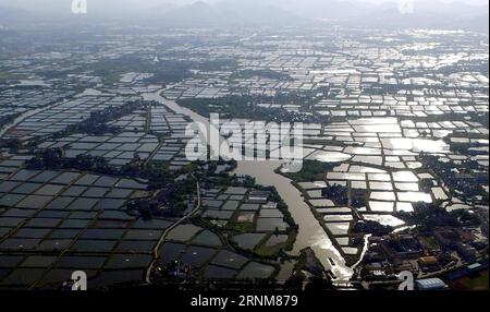 (170515) -- HUZHOU, 15. Mai 2017 -- Luftaufnahme, aufgenommen am 13. Mai 2017, zeigt Maulbeerfischteiche im Bezirk Nanxun, Stadt Huzhou in der ostchinesischen Provinz Zhejiang. Mulberry Fish Pond ist ein spezieller Deichteich, integrierte Fischteiche mit der Züchtung von Maulbeerseidenwurm. ) (Lb) CHINA-ZHEJIANG-HUZHOU-FISHPOND (CN) WangxDingchang PUBLICATIONxNOTxINxCHN Huzhou 15. Mai 2017 Luftaufnahme aufgenommen AM 13. Mai 2017 zeigt Mulberry Fish Teids im Nanxun Bezirk HUZHOU Stadt Ostchina S Zhejiang Provinz Mulberry Fish Teich IST ein spezieller Dike Teich Mode integrierte Fischteiche mit Zucht von Mulberry Silkw Stockfoto