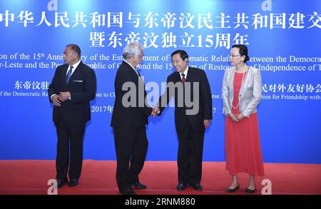 (170515) -- PEKING, 15. Mai 2017 -- Qi Xuchun, stellvertretender Vorsitzender des Nationalen Komitees der politischen Beratungskonferenz des chinesischen Volkes, der ehemalige Premierminister von Timor-Leste Xanana Gusmao nahm an einem Empfang zum 15. Jahrestag der Aufnahme diplomatischer Beziehungen zwischen China und der Demokratischen Republik Timor-Leste in Peking, der Hauptstadt Chinas, am 15. Mai 2017 Teil. )(mcg) CHINA-PEKING-TIMOR-LESTE-DIPLOMATISCHE BEZIEHUNGEN-JAHRESTAG (CN) ZhangxLing PUBLICATIONxNOTxINxCHN Peking 15. Mai 2017 Qi Xuchun Stellvertretender Vorsitzender des Nationalen Komitees des Chinesischen Celebrit Stockfoto