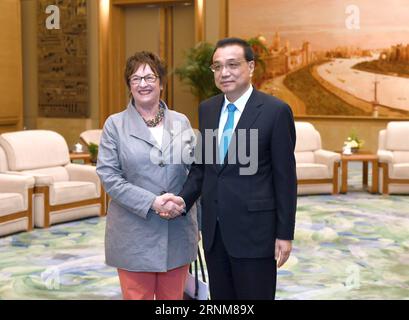 Themen der Woche Bilder des Tages Brigitte Zypries bei Belt and Road Forum in Peking (170515) -- PEKING, 15. Mai 2017 -- der chinesische Ministerpräsident Li Keqiang (R) trifft sich mit der Vertreterin der deutschen Bundeskanzlerin Angela Merkel, Wirtschaftsministerin Brigitte Zypries, die sich in Peking zum Belt and Road Forum (BRF) for International Cooperation, in Peking, Hauptstadt Chinas, 15. Mai 2017, aufhält. ) (zhs) (BRF)CHINA-DEUTSCHLAND-LI KEQIANG-ZYPRIES-MEETING (CN) ZhangxDuo PUBLICATIONxNOTxINxCHN Themen die Woche Bilder der Tag Brigitte Zypries auf dem AT Belt and Road Forum in Peking 15. Mai 2017 Chinesische Stockfoto