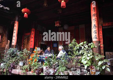 (170516) -- YUNLONG, 16. Mai 2017 -- Dorfbewohner ruhen sich auf einem Hof in Nuodeng Village, Yunlong County, südwestchinesische Provinz Yunnan, 13. Mai 2017. Das antike Dorf Nuodeng liegt im Tal nördlich des Yunlong County und bietet zahlreiche antike Gebäude und Kulturerbestätten der Ming (1368-1644) und Qing (1644-1911) Dynastien. Mehr als 200 Familien der Bai-Volksgruppe leben in dem alten Dorf. ) (wyo) CHINA-YUNNAN-ANTIKE DORF (CN) YangxZongyou PUBLICATIONxNOTxINxCHN Yunlong 16. Mai 2017 Dorfbewohner nehmen eine Pause AUF einem Yard im Dorf Yunlong County Südwest China S Stockfoto