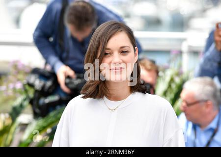 (170517) -- CANNES, 17. Mai 2017 -- Schauspielerin Marion Cotillard aus dem Film Ismael s Ghosts posiert für einen Fototermin vor der Eröffnung des 70. Cannes Film Festivals in Cannes, Frankreich, am 17. Mai 2017. Der Film Ismael s Ghosts unter der Regie des französischen Regisseurs Arnaud Desplechin wird das Filmfestival bei der Eröffnungszeremonie enthüllen. )(zcc) FRANCE-CANNES-70th CANNES FILM FESTIVAL-OPENING FILM-ISMAEL S GHOST ChenxYichen PUBLICATIONxNOTxINxCHN Cannes 17. Mai 2017 Schauspielerin Marion Cotillard des Films Ismael S Ghosts posiert für einen Fototermin vor der Eröffnung des 70. Cannes Film Festivals in Cannes Franc Stockfoto