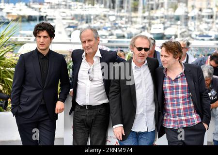 (170517) -- CANNES, 17. Mai 2017 -- die Schauspieler Louis Garrel (1. L), Hippolyte Girardot (2. L), Mathieu Amalric (1. R) und Regisseur Arnaud Desplechin (2. R) des Films Ismael s Ghosts posieren für einen Fototermin vor der Eröffnung des 70. Filmfestivals von Cannes am 17. Mai 2017 in Cannes. Der Film Ismael s Ghosts unter der Regie des französischen Regisseurs Arnaud Desplechin wird das Filmfestival bei der Eröffnungszeremonie enthüllen. )(zcc) FRANCE-CANNES-70th CANNES FILM FESTIVAL-OPENING FILM-ISMAEL S GHOST ChenxYichen PUBLICATIONxNOTxINxCHN Cannes Mai 17 2017 Schauspieler Louis Garrel 1st l Hippolyte Girardot 2nd Stockfoto