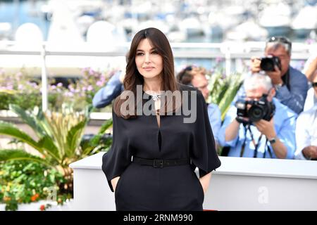 (170517) -- CANNES, 17. Mai 2017 -- die italienische Schauspielerin Monica Bellucci posiert für einen Fototermin des 70. Internationalen Filmfestivals von Cannes in Cannes, Frankreich, am 17. Mai 2017. )(zcc) FRANKREICH-CANNES-70. INTERNATIONALES FILMFESTIVAL CANNES-MONICA BELLUCCI ChenxYichen PUBLICATIONxNOTxINxCHN Cannes 17. Mai 2017 italienische Schauspielerin Monica Bellucci posiert für einen Fototermin des 70. Internationalen Filmfestivals von Cannes in Cannes Frankreich AM 17. Mai 2017 ZCC France Cannes 70. Internationales Filmfestival Monica Bellucci ChenxYichen PUxBLNICxTICN Stockfoto