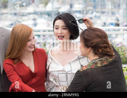 (170517) -- CANNES, 17. Mai 2017 -- Jurymitglieder des 70. Internationalen Filmfestivals von Cannes Jessica Chasten (L), Fan Bingbing (C) und Agnes Jaoui nehmen am 17. Mai 2017 an einem Fototermin in Cannes, Frankreich, Teil. )(zcc) FRANKREICH-CANNES-70. INTERNATIONALE FILMFESTSPIELE CANNES-FAN BINGBING XuxJinquan PUBLICATIONxNOTxINxCHN Cannes 17. Mai 2017 Jurymitglieder des 70. Internationalen Filmfestivals von Cannes Jessica l Supporter Bing C und Agnes Jaoui nehmen AM 17. Mai 2017 AM ZCC Frankreich Cannes 70. Internationale Filmfestspiele von Cannes Teil Unterstützer Bing Bing XuxJinquan PUBLICATIONxNO Stockfoto