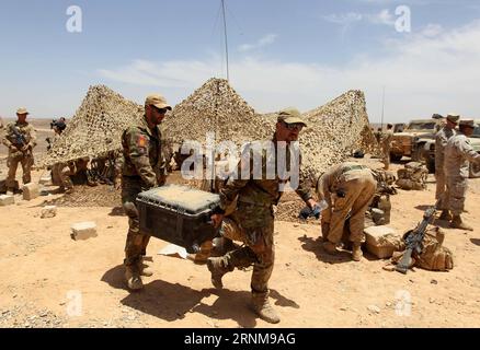 (170517) -- AMMAN, 17. Mai 2017 -- Soldaten nehmen am 17. Mai 2017 an der eifrigen Löwen-Militärübung in der Wüste Eshidiya nahe der jordanischen Grenze zu Saudi-Arabien Teil. Eager Lion ist eine jährliche gemeinsame Übung, die seit 2011 in Jordanien stattfindet. In diesem Jahr konzentrierte sie sich auf die aktuellen militärischen operativen und Feldprioritäten, die Terrorismusbekämpfung und moderne Kriegstechniken. ) JORDANIEN-ESHIDIYA WÜSTEN-EIFRIGE LÖWEN-MILITÄRÜBUNG MohammadxAbuxGhosh PUBLICATIONxNOTxINxCHN Amman 17. Mai 2017 Soldaten nehmen AM 1. Mai an der eifrigen Löwen-MILITÄRÜBUNG in der WÜSTE nahe der jordanischen Grenze zu Saudi-Arabien Teil Stockfoto