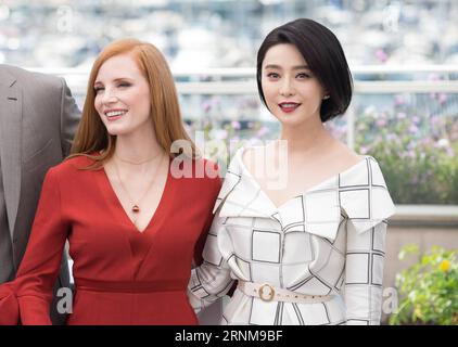 (170517) -- CANNES, 17. Mai 2017 -- Jurymitglieder des 70. Internationalen Filmfestivals von Cannes Jessica Chasten und Fan Bingbing (R) nehmen am 17. Mai 2017 an einem Fototermin in Cannes, Frankreich, Teil. )(zcc) FRANCE-CANNES-70th CANNES INTERNATIONAL FILM FESTIVAL-FAN BINGBING XuxJinquan PUBLICATIONxNOTxINxCHN Cannes 17. Mai 2017 Jurymitglieder des 70. Cannes International Film Festival Jessica und Unterstützer Bing r nehmen AM 17. Mai 2017 an einem Fototermin in Cannes Frankreich Teil ZCC France Cannes 70th Cannes International Film Festival Unterstützer Bing Bing XuxJinquan PUBLICATIONxNOTxINxCHN Stockfoto