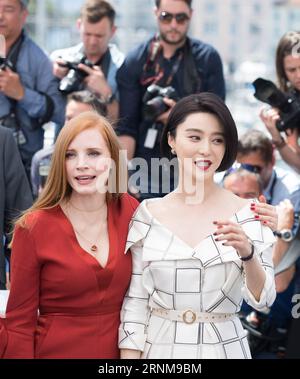 (170517) -- CANNES, 17. Mai 2017 -- Jurymitglieder des 70. Internationalen Filmfestivals von Cannes Jessica Chasten und Fan Bingbing (R) nehmen am 17. Mai 2017 an einem Fototermin in Cannes, Frankreich, Teil. )(zcc) FRANCE-CANNES-70th CANNES INTERNATIONAL FILM FESTIVAL-FAN BINGBING XuxJinquan PUBLICATIONxNOTxINxCHN Cannes 17. Mai 2017 Jurymitglieder des 70. Cannes International Film Festival Jessica und Unterstützer Bing r nehmen AM 17. Mai 2017 an einem Fototermin in Cannes Frankreich Teil ZCC France Cannes 70th Cannes International Film Festival Unterstützer Bing Bing XuxJinquan PUBLICATIONxNOTxINxCHN Stockfoto