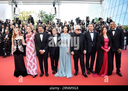 (170518) -- CANNES (FRANKREICH), 18. Mai 2017 -- Jurymitglieder der 70. Internationalen Filmfestspiele von Cannes will Smith, Agnes Jaoui, Paolo Sorrentino, Pedro Almodovar, Fan Bingbing, Park Chan-Wook, Gabriel Yared, Marin Ade und Jessica Chastain (R-L) posieren für Fotos auf dem roten Teppich vor der Eröffnung des 70. internationalen Filmfestivals von Cannes in Cannes, Frankreich, am 17. Mai 2017. Das 70. Internationale Filmfestival von Cannes findet vom 17. Bis 28. Mai statt. )(bxf) FRANCE-CANNES-70th CANNES INTERNATIONAL FILM FESTIVAL-OPENING ChenxYichen PUBLICATIONxNOTxINxCHN Cannes Frankreich 18. Mai 2017 Jurymitglied Stockfoto