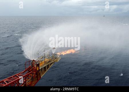 (170518) -- ZHUHAI, 18. Mai 2017 -- Foto vom 16. Mai 2017 zeigt die Flammen, die aus dem Versuchsbergbau im Gebiet Shenhu im Südchinesischen Meer ausbrechen. China ist es gelungen, Proben von brennbarem Eis im Südchinesischen Meer zu sammeln, ein großer Durchbruch, der zu einer globalen Energiewende führen könnte, sagte der Land- und Ressourcenminister Jiang Daming am Donnerstag. (Zwx) CHINA-SÜD-CHINA SEA-BRENNBARER EISBERGBAU-ERFOLG (CN) LiangxXu PUBLICATIONxNOTxINxCHN Zhuhai 18. Mai 2017 Foto vom 16. Mai 2017 zeigt die Flammen, die von der Versuchsbergbaustelle im Gebiet Shenhu im Süden ausstrahlen Stockfoto