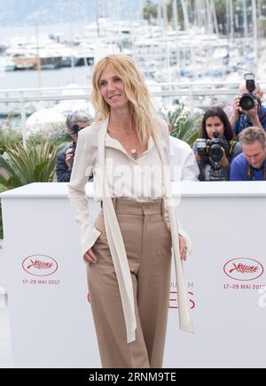 (170518) -- CANNES, 18. Mai 2017 -- Präsidentin der Jury Sandrine Kiberlain nimmt am 18. Mai 2017 an einem Fototermin auf dem 70. Internationalen Filmfestival von Cannes in Cannes Teil. )(zcc) FRANCE-CANNES-70th CANNES FILM FESTIVAL-CAMERA D ODER JURY-FOTOCALL XuxJinquan PUBLICATIONxNOTxINxCHN Cannes 18 2017. Mai 2017 Präsidentin der Kamera D oder Jury Sandrine Kiberlain nimmt AM 18. Mai 70. Internationalen Filmfestspiele von Cannes in Frankreich AM ZCC France Cannes 70. Filmfestspiele in Cannes Camera D Teil oder wenden Sie sich telefonisch an XuxJinquan PUBLICATIONxNOTxINxCHN Stockfoto