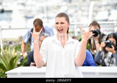 (170518) -- CANNES, 18. Mai 2017 -- Schauspielerin Maryana Spivak aus dem Film Loveless posiert für einen Fototermin in Cannes, Frankreich, am 18. Mai 2017. Der Film Loveless unter der Regie des russischen Regisseurs Andrej Zvyagintsev wird für die Palme d oder auf dem 70. Filmfestival von Cannes konkurrieren. )(zcc) FRANKREICH-CANNES-70. FILMFESTSPIELE CANNES-IN WETTBEWERB-LOVELESS-PHOTOCALL ChenxYichen PUBLICATIONxNOTxINxCHN Cannes 18. Mai 2017 Schauspielerin Maryana Spivak vom Film Loveless posiert für einen Fototermin in Cannes Frankreich AM 18. Mai 2017 der Film Loveless unter der Regie des russischen Regisseurs Andrey Zvyagintsev wird um den Palme D konkurrieren Stockfoto