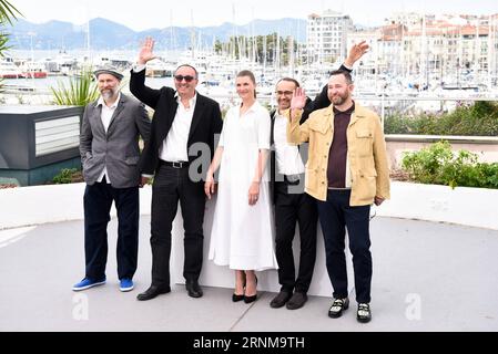 (170518) -- CANNES, 18. Mai 2017 -- Cast Mitglieder des Films Loveless posieren für einen Fototermin in Cannes, Frankreich, am 18. Mai 2017. Der Film Loveless unter der Regie des russischen Regisseurs Andrej Zvyagintsev wird für die Palme d oder auf dem 70. Filmfestival von Cannes konkurrieren. )(zcc) FRANCE-CANNES-70th CANNES FILM FESTIVAL-IN WETTBEWERB-LOVELESS-PHOTOCALL ChenxYichen PUBLICATIONxNOTxINxCHN Cannes 18. Mai 2017 Cast Mitglieder des Film Loveless posieren für einen Fototermin in Cannes Frankreich AM 18. Mai 2017 der Film Loveless unter der Regie des russischen Regisseurs Andrey Zvyagintsev wird um die Palme D oder AUF der 70 Stockfoto