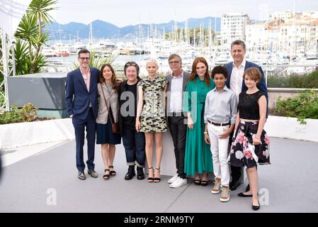 (170518) -- CANNES, 18. Mai 2017 -- Cast-Mitglieder des Films Wonderstruck posieren für einen Fototermin in Cannes, Frankreich, am 18. Mai 2017. Der Film Wonderstruck unter der Regie des amerikanischen Regisseurs Todd Haynes wird für die Palme d oder auf dem 70. Cannes Film Festival antreten. )(zcc) FRANCE-CANNES-70th CANNES FILM FESTIVAL-IN WETTBEWERB-WONDERSTRUCK-PHOTOCALL ChenxYichen PUBLICATIONxNOTxINxCHN Cannes 18. Mai 2017 Cast Members of the Film WONDER STRUCK posiert für einen Fototermin in Cannes Frankreich AM 18. Mai 2017 der Film WONDER STRUCK von dem amerikanischen Regisseur Todd Haynes wird um den Palme D oder ON spielen 7 Stockfoto