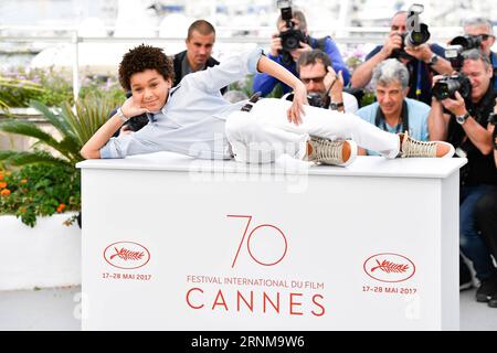 (170518) -- CANNES, 18. Mai 2017 -- Schauspieler Jaden Michael aus dem Film Wonderstruck posiert für einen Fototermin in Cannes, Frankreich, am 18. Mai 2017. Der Film Wonderstruck unter der Regie des amerikanischen Regisseurs Todd Haynes wird für die Palme d oder auf dem 70. Cannes Film Festival antreten. )(zcc) FRANCE-CANNES-70th CANNES FILM FESTIVAL-IN WETTBEWERB-WONDERSTRUCK-PHOTOCALL ChenxYichen PUBLICATIONxNOTxINxCHN Cannes 18. Mai 2017 Schauspieler Jaden Michael des Film WONDER STRUCK posiert für einen Fototermin in Cannes Frankreich AM 18. Mai 2017 der Film WONDER STRUCK unter der Regie des amerikanischen Regisseurs Todd Haynes wird um den Freund konkurrieren Stockfoto