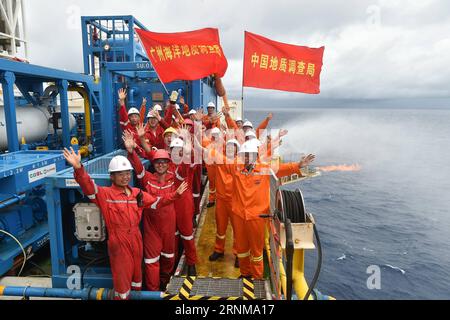 (170518) -- ZHUHAI, 18. Mai 2017 -- Foto aufgenommen am 16. Mai 2017 zeigt Arbeiter, die den Erfolg des Erprobungsabbaus von Erdgashydraten auf dem Erprobungsbergwerk im Gebiet Shenhu im Südchinesischen Meer feiern. China ist es gelungen, Proben von brennbarem Eis im Südchinesischen Meer zu sammeln, ein großer Durchbruch, der zu einer globalen Energiewende führen könnte, sagte der Land- und Ressourcenminister Jiang Daming am Donnerstag. (Zwx) CHINA-SÜDCHINA SEA-BRENNBARER EISBERGBAU-ERFOLG (CN) LiangxXu PUBLICATIONxNOTxINxCHN Zhuhai 18. Mai 2017 Foto aufgenommen AM 16. Mai 2017 zeigt Arbeiter, die den Erfolg feiern Stockfoto