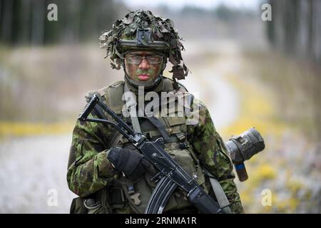 (170518) -- MAIDLA (ESTLAND), 18. Mai 2017 -- ein estnischer Soldat nimmt am jährlichen Spring Storm Militärübung in Maidla, Nordosten Estlands, am 18. Mai 2017 Teil. Vom 8. Mai bis 25. Mai nehmen etwa 9.000 Militärangehörige der estnischen Verteidigungskräfte sowie alliierte Streitkräfte an der Übung Teil. ESTLAND-MAIDLA-MILITÄRISCHER SPRUNGFEDERSTURM SergeixStepanov PUBLICATIONxNOTxINxCHN Estland 18. Mai 2017 an estnischer Soldat nimmt AM jährlichen Sprungsturm-MILITÄRÜBUNG im Nordosten Estlands AM 18. Mai 2017 etwa 9 000 Militärpersonal der estnischen Streitkräfte sowie A Teil Stockfoto