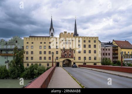 Historisches Stadttor von Wasserburg am Inn. Das Gebäude aus dem 15. Jahrhundert heißt Brucktor Stockfoto