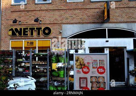 Kopenhagen/Dänemark/02. September 2023/Netto Lebensmittelgeschäft Color Rainbow Colours in der dänischen Hauptstadt. (Foto: Francis Joseph Dean/Dean Pictures) Stockfoto