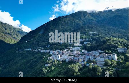 (230902) -- XIGAZE, 2. Sept. 2023 (Xinhua) -- dieses Luftbild vom 1. Sept. 2023 zeigt einen Blick auf Zham Town in Xigaze, Südwestchinas Autonome Region Tibet. Der Hafen von Zham in der autonomen Region Tibet im Südwesten Chinas, ein wichtiger Landhafen zwischen China und Nepal, nahm am Freitag den Zweiwege-Personenverkehr wieder auf, nachdem er acht Jahre lang geschlossen worden war. Nach Angaben der lokalen Behörden passierten am ersten Tag der Wiederaufnahme 752 Menschen die Grenze. Xinhua-Reporter sahen lange Warteschlangen am Ausgang und Eingang der Empfangshalle gegen 11 Uhr. Der Hafen von Zham in der Stadt Xigaze war ein großes G Stockfoto