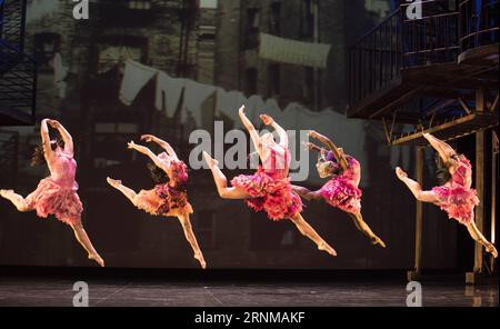 (170519) -- HONG KONG, 19. Mai 2017 -- Schauspieler spielen broadway-Musical West Side Story am Lyric Theatre der Hong Kong Academy for Performing Arts in Hong Kong, Südchina, 19. Mai 2017. ) (Lb) CHINA-HONG KONG-BROADWAY MUSICAL (CN) LiuxYun PUBLICATIONxNOTxINxCHN Hong KONG 19. Mai 2017 Schauspieler spielen Broadway Musical WEST Side Story IM Lyric Theatre der Hong Kong Academy for Performing Arts in Hong Kong South China 19. Mai 2017 LB China Hong Kong Broadway Musical CN LiuxYun PUBLICATIONxNOTxINxCHN Stockfoto