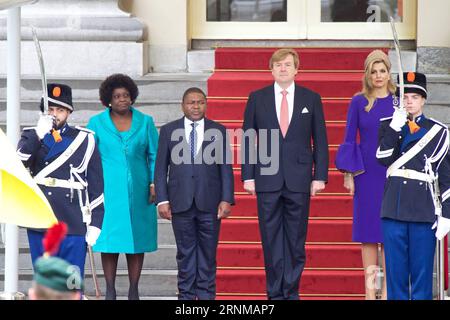 (170519) -- DEN HAAG, 19. Mai 2017 -- DER niederländische König Willem-Alexander (3. R) und Königin Maxima (2. R) begrüßt den mosambikanischen Präsidenten Filipe Nyusi (3. L) und seine Frau Isaura Nyusi (2. L) im Noordeinde-Palast in den Haag, Niederlande, 19. Mai 2017. )(rh) NIEDERLANDE-DEN HAAG-MOSAMBIK-BESUCH SyvliaxLederer PUBLICATIONxNOTxINxCHN den Haag 19. Mai 2017 der niederländische König Willem Alexander 3. R. und Königin Maxima 2. R. begrüßt den mosambikanischen Präsidenten Filipe Nyusi 3. L und seine Frau Isaura Nyusi 2. L. IM Noordeinde-Palast in den Niederlanden 19. Mai 2017 RH Niederlande den Haag Besuch In Mosambik Stockfoto